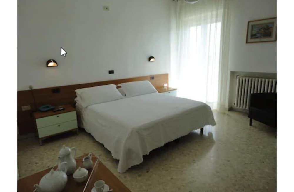Hotel Riviera Bari Exteriör bild