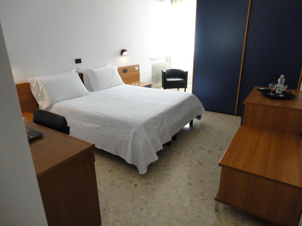 Hotel Riviera Bari Rum bild