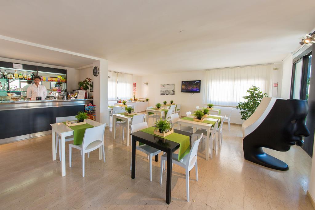 Hotel Riviera Bari Exteriör bild